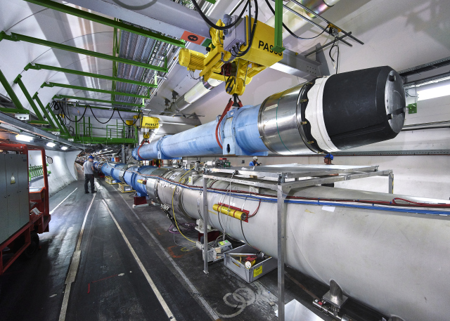 Dipole LHC Magnet transfer from TI2 to LHC tunnel during LS2